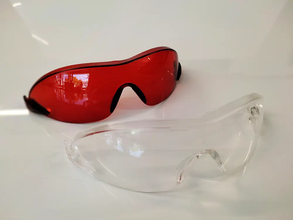 Prototipi di occhiali in resina trasparente RAVolution ™ LH: modello colorato (a sinistra), modello incolore (a destra) Test su un prodotto in commercio